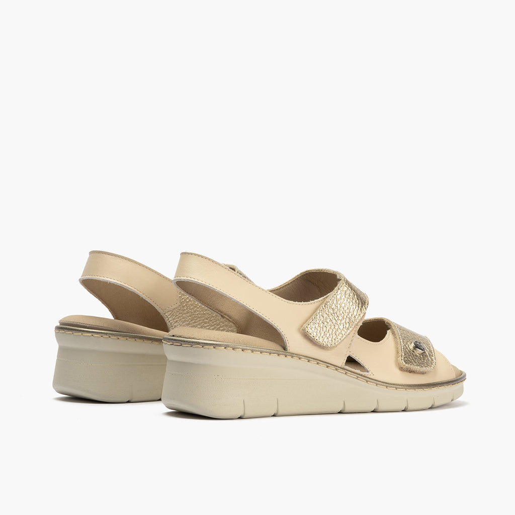 Sandalia plana con velcros en piel napa y piel napa bombeada Crema