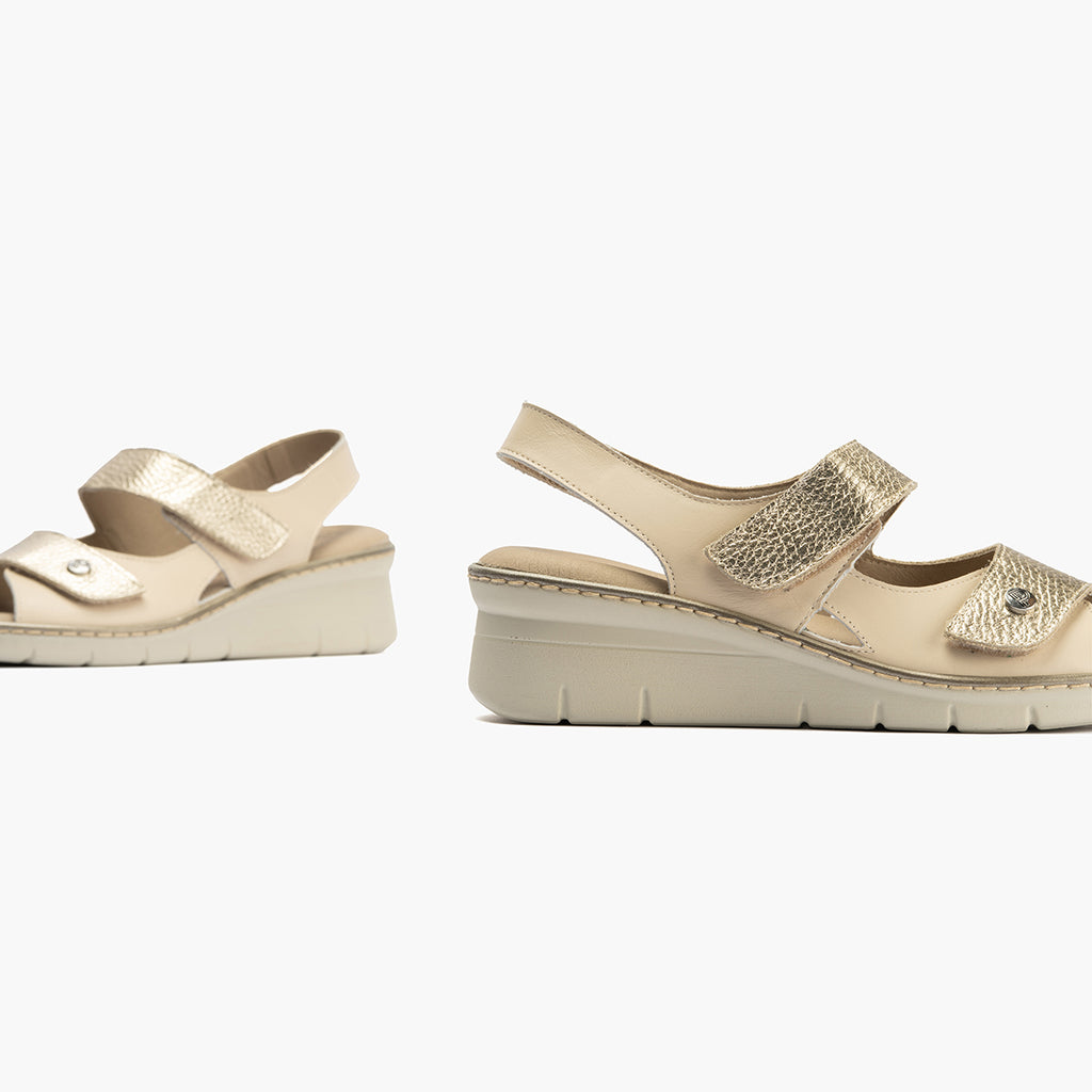 Sandalia plana con velcros en piel napa y piel napa bombeada Crema