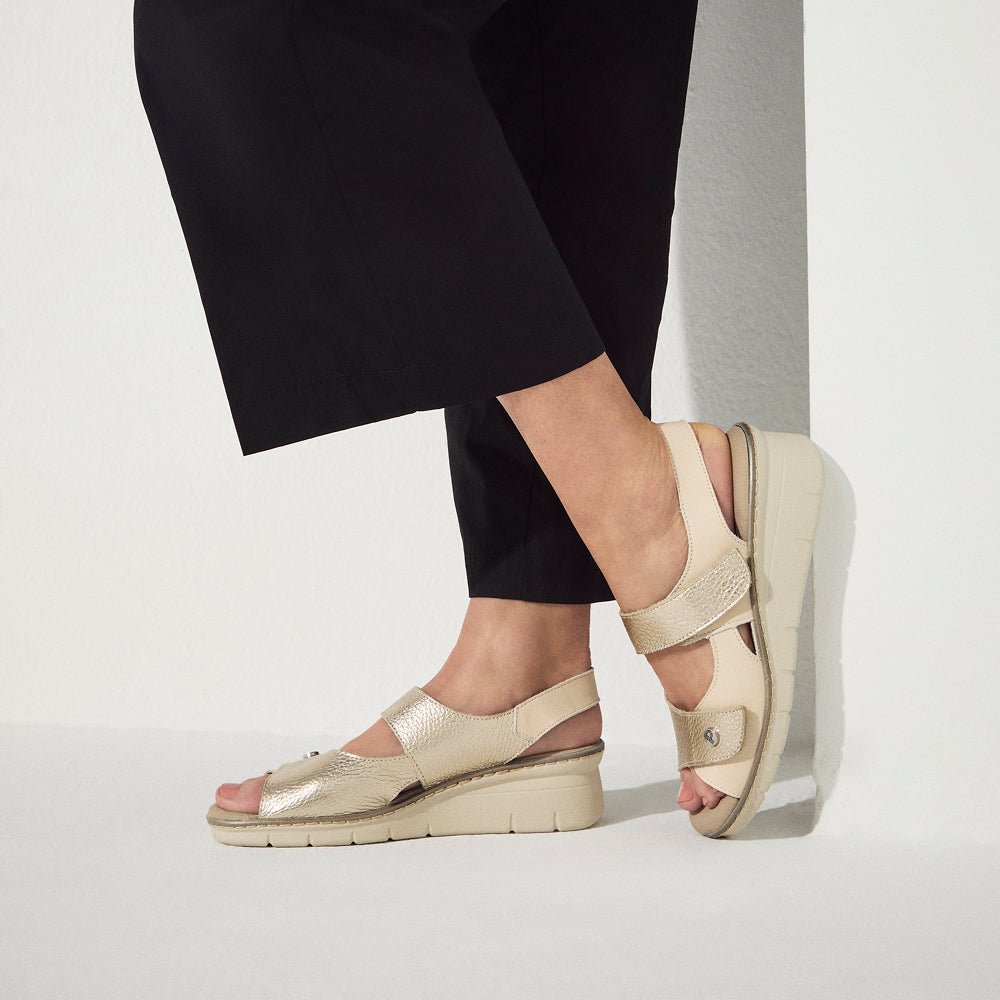 Sandalia plana con velcros en piel napa y piel napa bombeada Crema