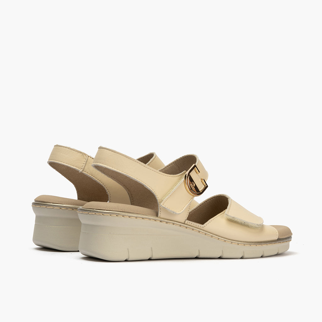 Sandalia con cuña con velcros en piel napa Crema