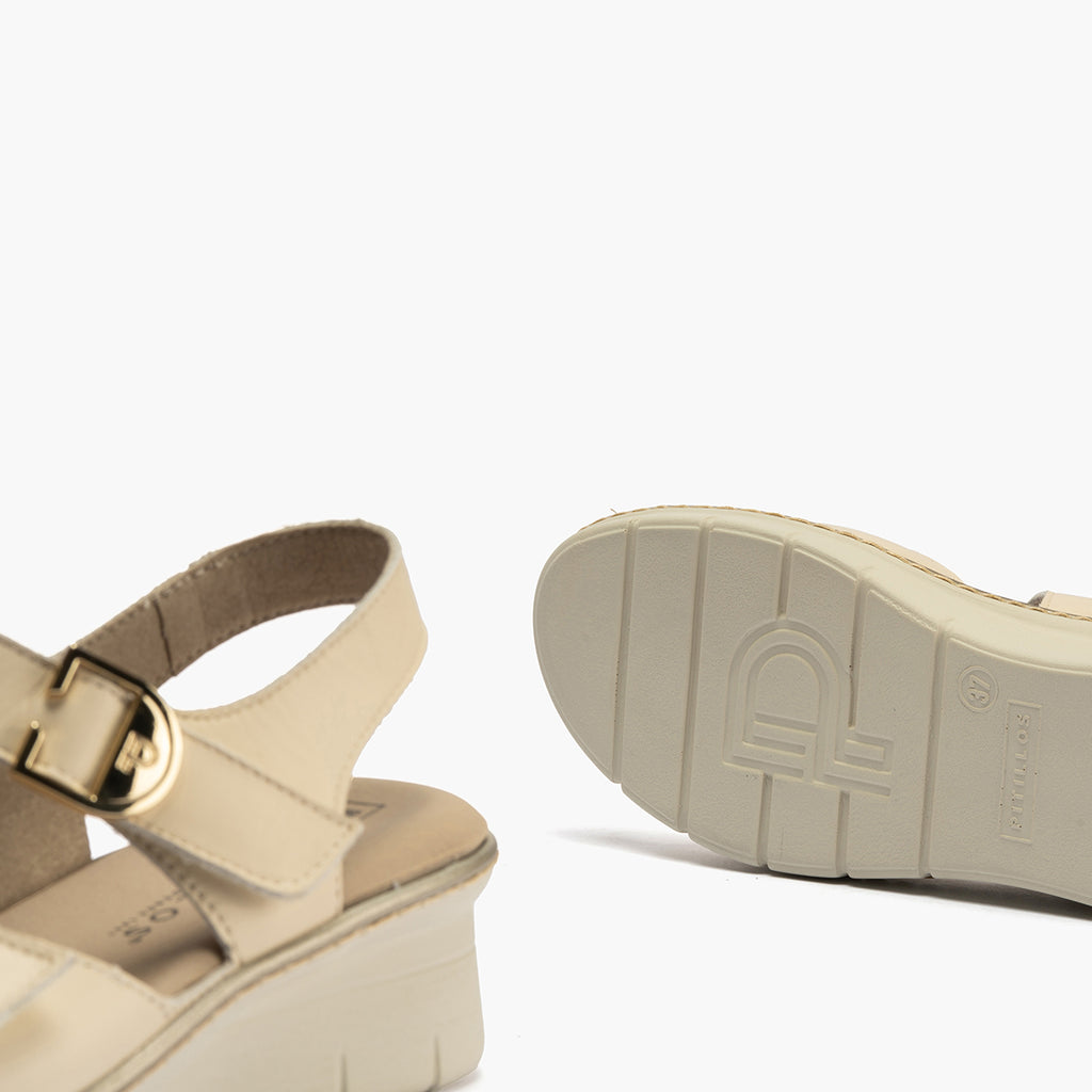 Sandalia con cuña con velcros en piel napa Crema