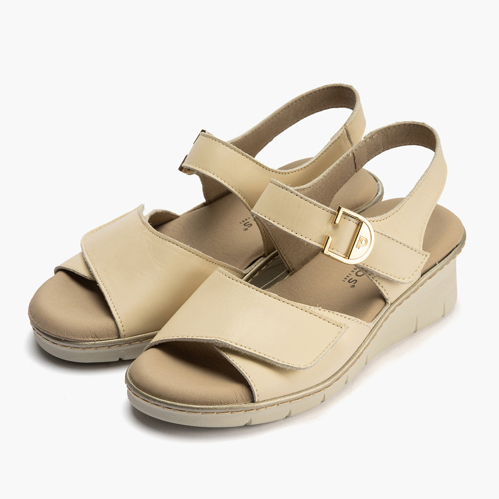 Sandalia con cuña con velcros en piel napa Crema