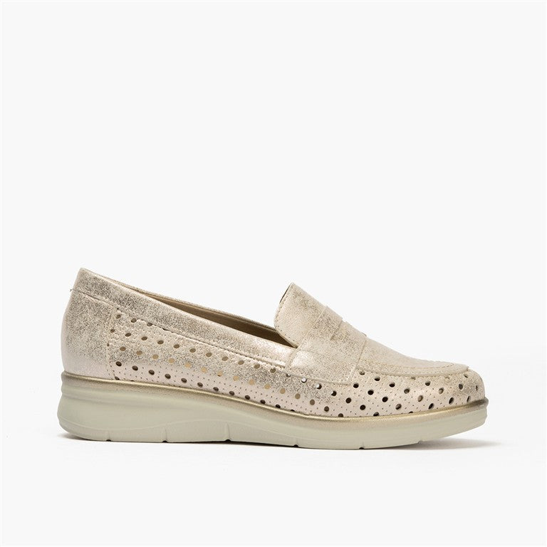 Mocasín plano con antifaz en piel napa fantasía y piel napa con acabados metalizados Oro