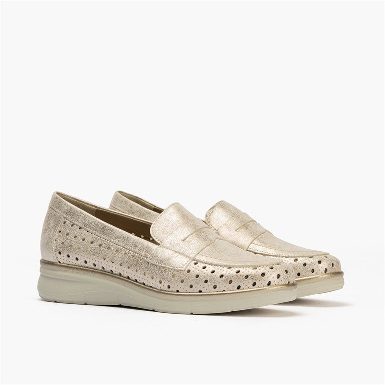 Mocasín plano con antifaz en piel napa fantasía y piel napa con acabados metalizados Oro