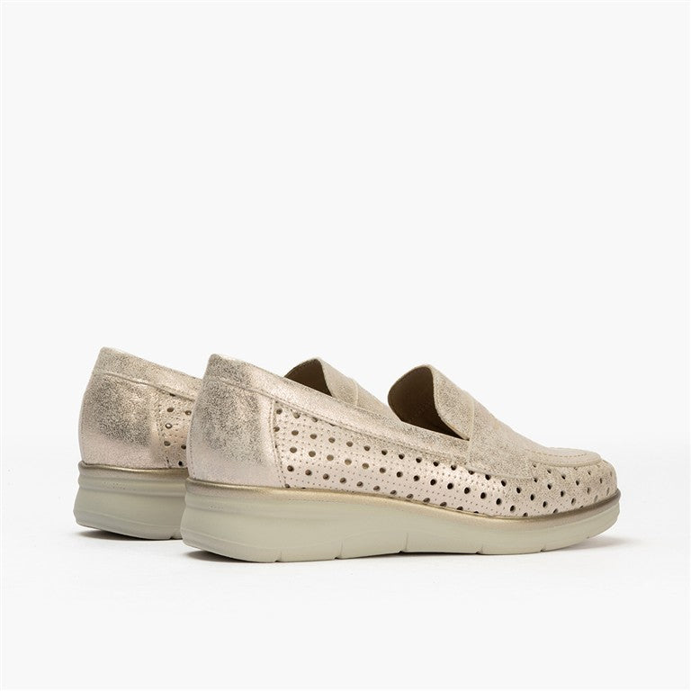 Mocasín plano con antifaz en piel napa fantasía y piel napa con acabados metalizados Oro