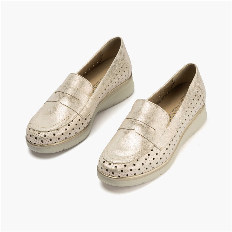 Mocasín plano con antifaz en piel napa fantasía y piel napa con acabados metalizados Oro