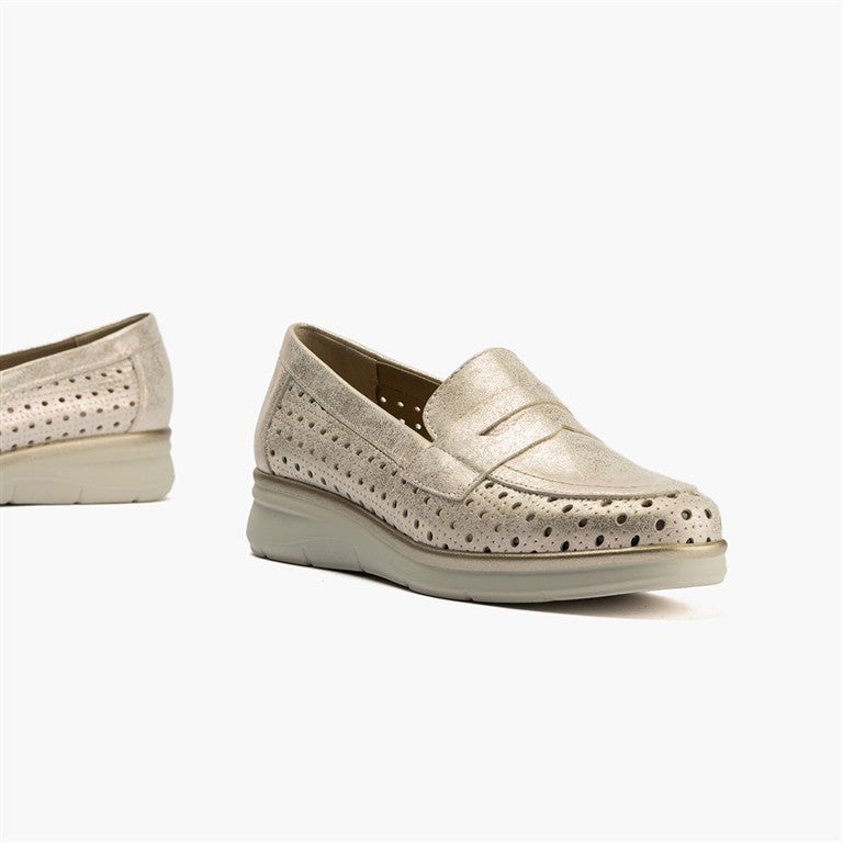 Mocasín plano con antifaz en piel napa fantasía y piel napa con acabados metalizados Oro