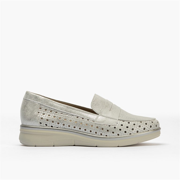 Mocasín plano con antifaz en piel napa fantasía y piel napa con acabados metalizados Plata
