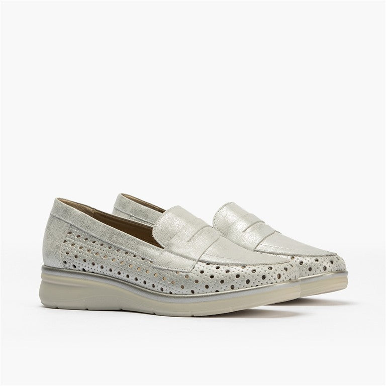 Mocasín plano con antifaz en piel napa fantasía y piel napa con acabados metalizados Plata
