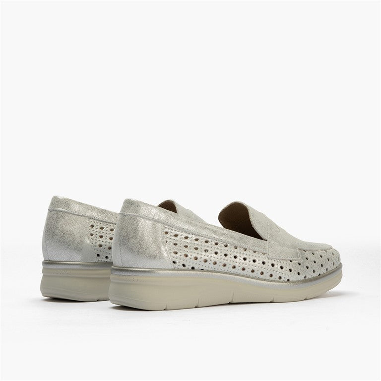 Mocasín plano con antifaz en piel napa fantasía y piel napa con acabados metalizados Plata