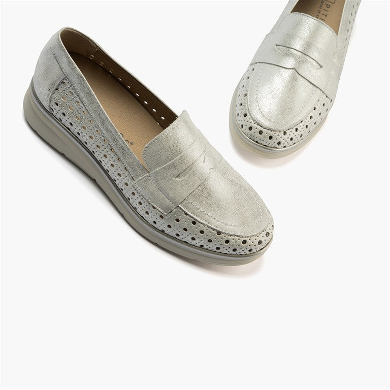 Mocasín plano con antifaz en piel napa fantasía y piel napa con acabados metalizados Plata