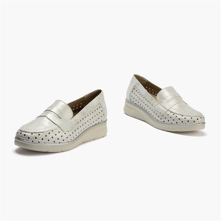 Mocasín plano con antifaz en piel napa fantasía y piel napa con acabados metalizados Plata