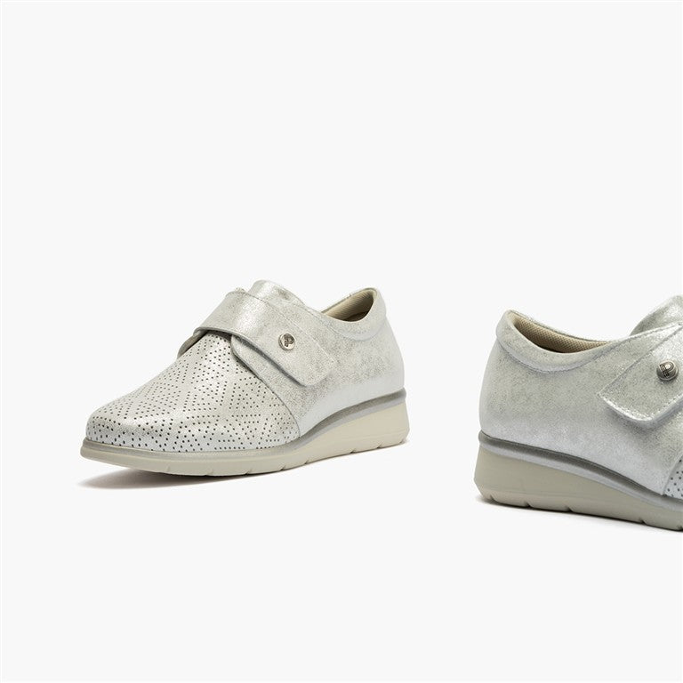 Zapato plano ancho especial con velcro en piel napa fantasía Plata