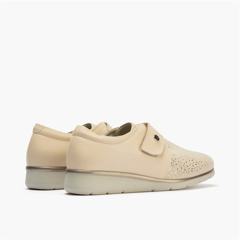 Zapato anchos especial con velcro en lycra y piel napa Crema