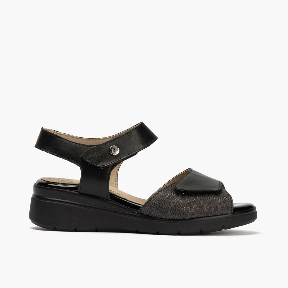 Sandalia cuña con velcros en piel fantasía y piel napa negro