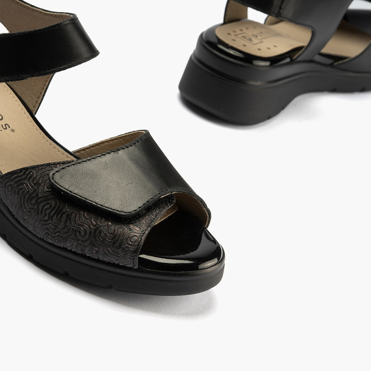 Sandalia cuña con velcros en piel fantasía y piel napa negro