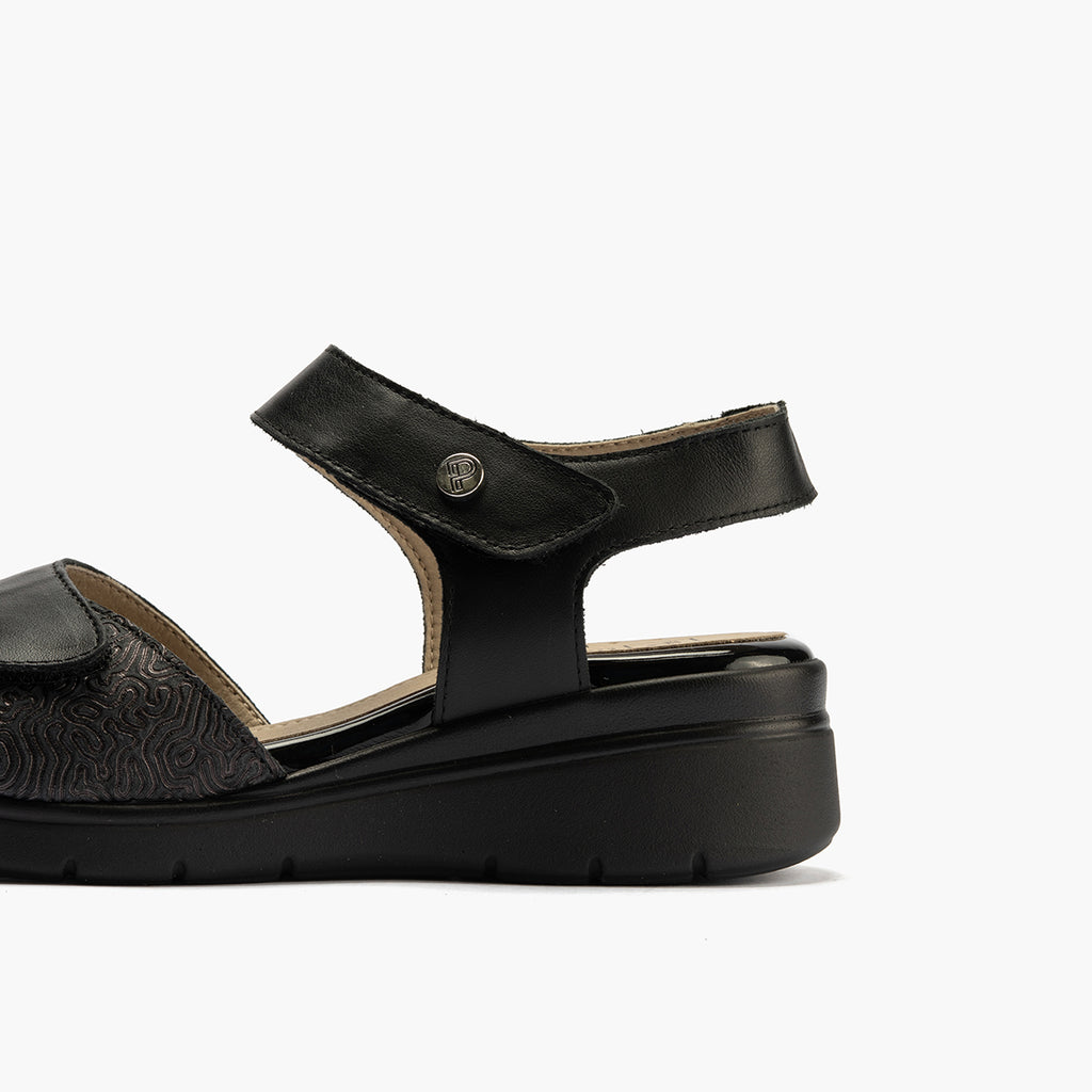 Sandalia cuña con velcros en piel fantasía y piel napa negro