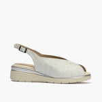 Sandalia cuña con texturas metálicas Plata