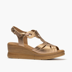 Sandalia con plataforma en laminado brillante Nude