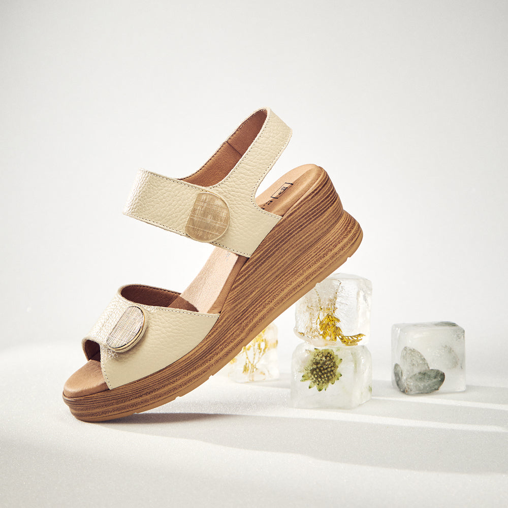 Sandalia con plataforma y velcros en piel napa bombeada Crema