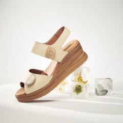 Sandalia con plataforma y velcros en piel napa bombeada Crema