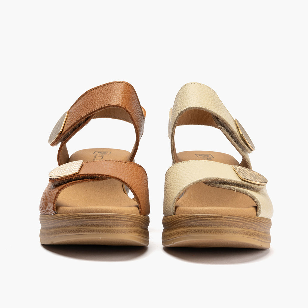 Sandalia con plataforma y velcros en piel napa bombeada Crema