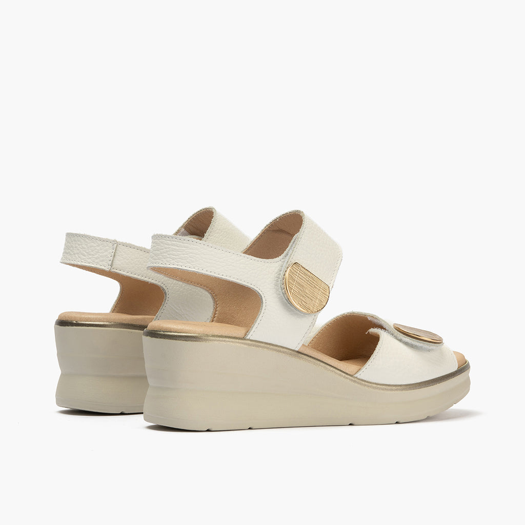 Sandalia plataforma con doble velcro con toques metálicos Blanco