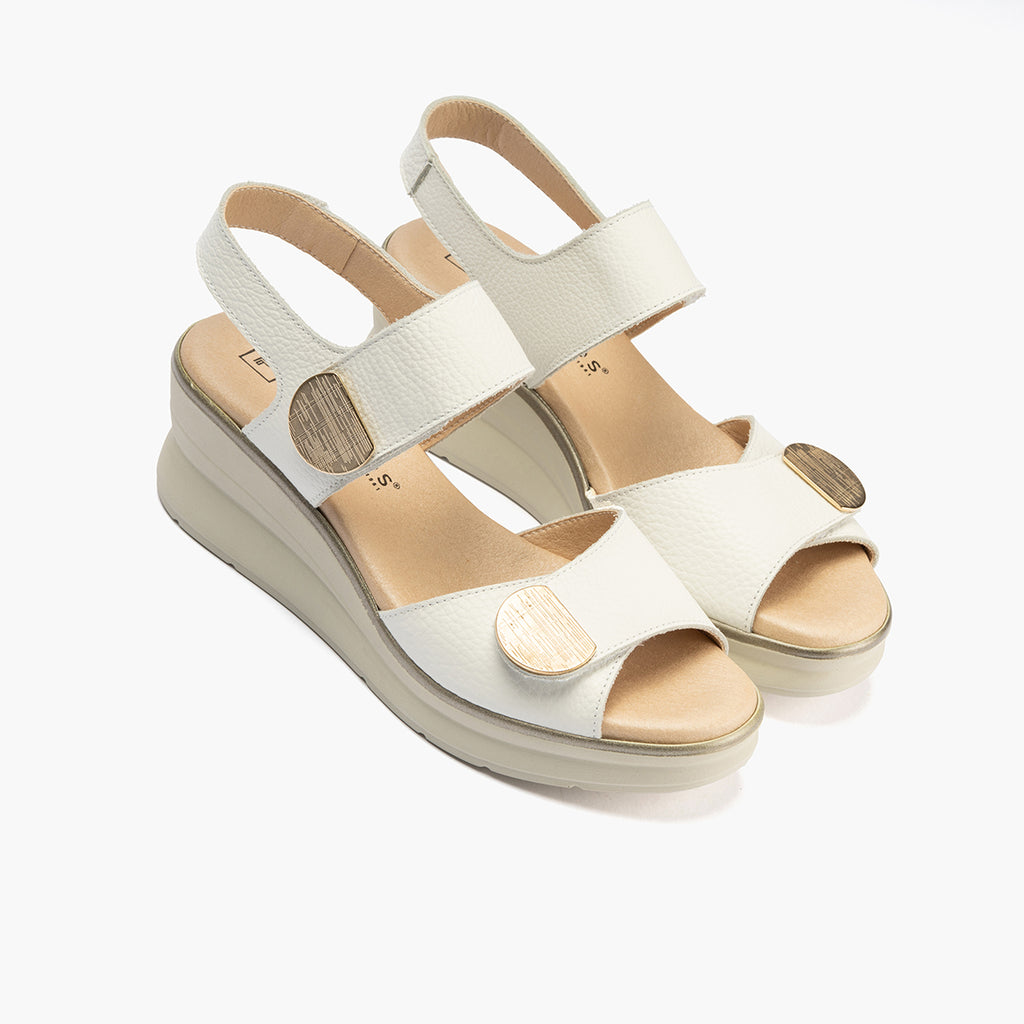 Sandalia plataforma con doble velcro con toques metálicos Blanco