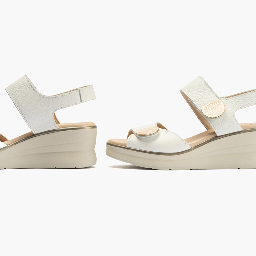 Sandalia plataforma con doble velcro con toques metálicos Blanco