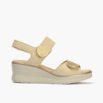 Sandalia plataforma con doble velcro con toques metálicos Crema