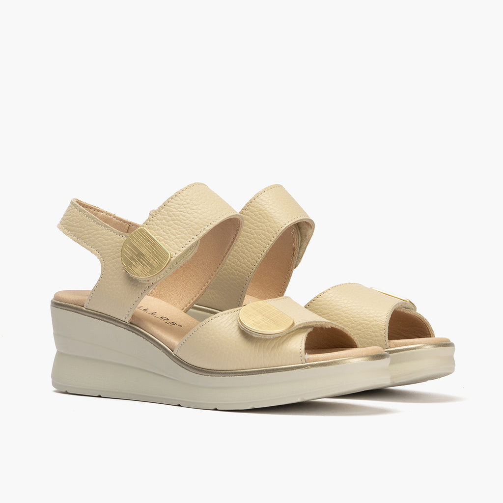Sandalia plataforma con doble velcro con toques metálicos Crema
