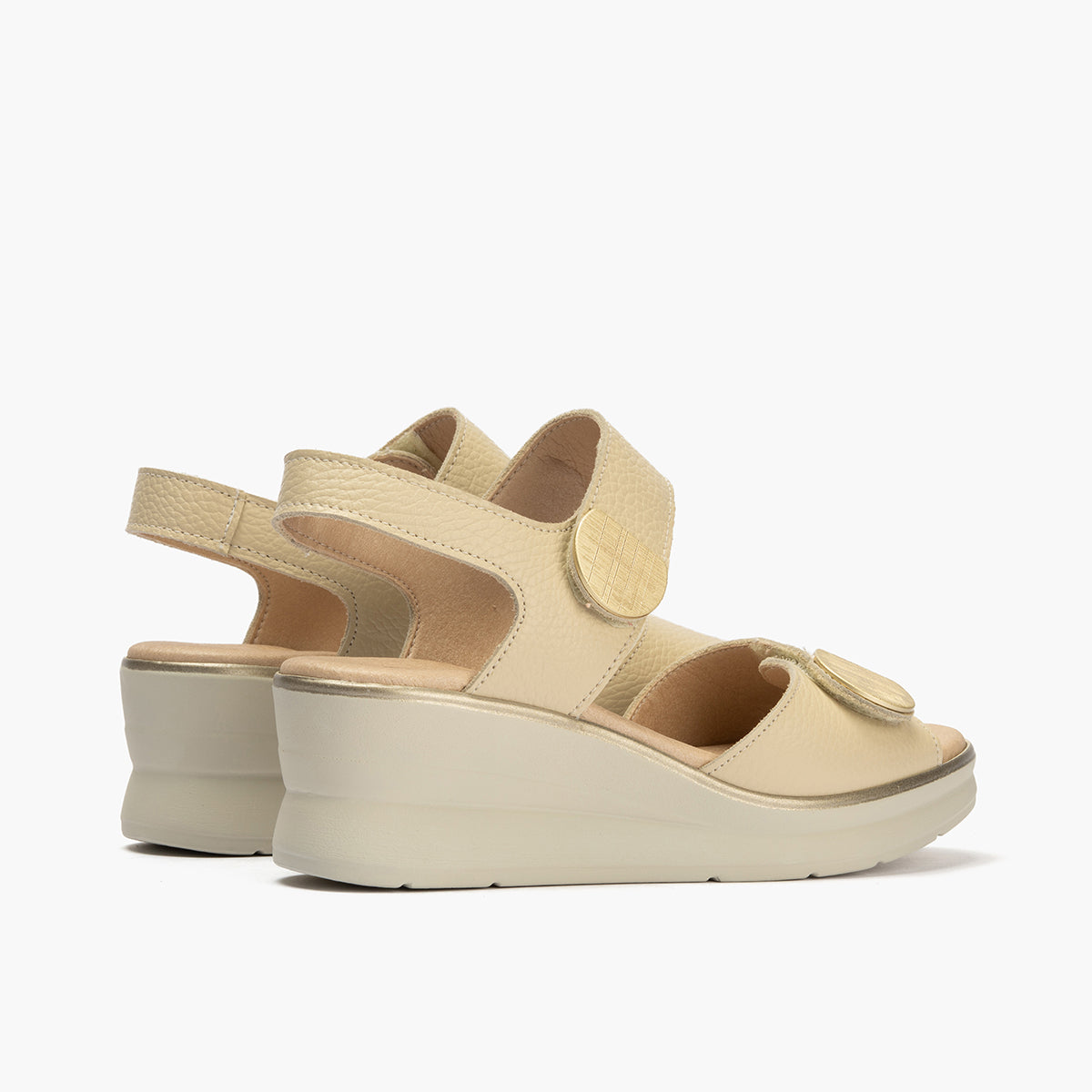 Sandalia plataforma con doble velcro con toques metálicos Crema