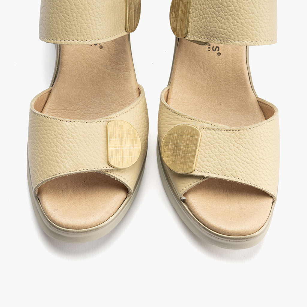 Sandalia plataforma con doble velcro con toques metálicos Crema
