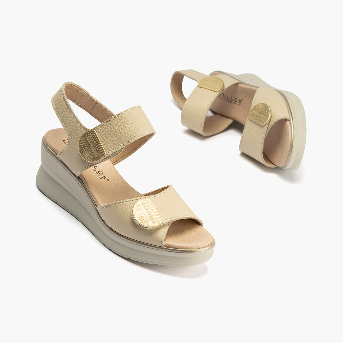 Sandalia plataforma con doble velcro con toques metálicos Crema