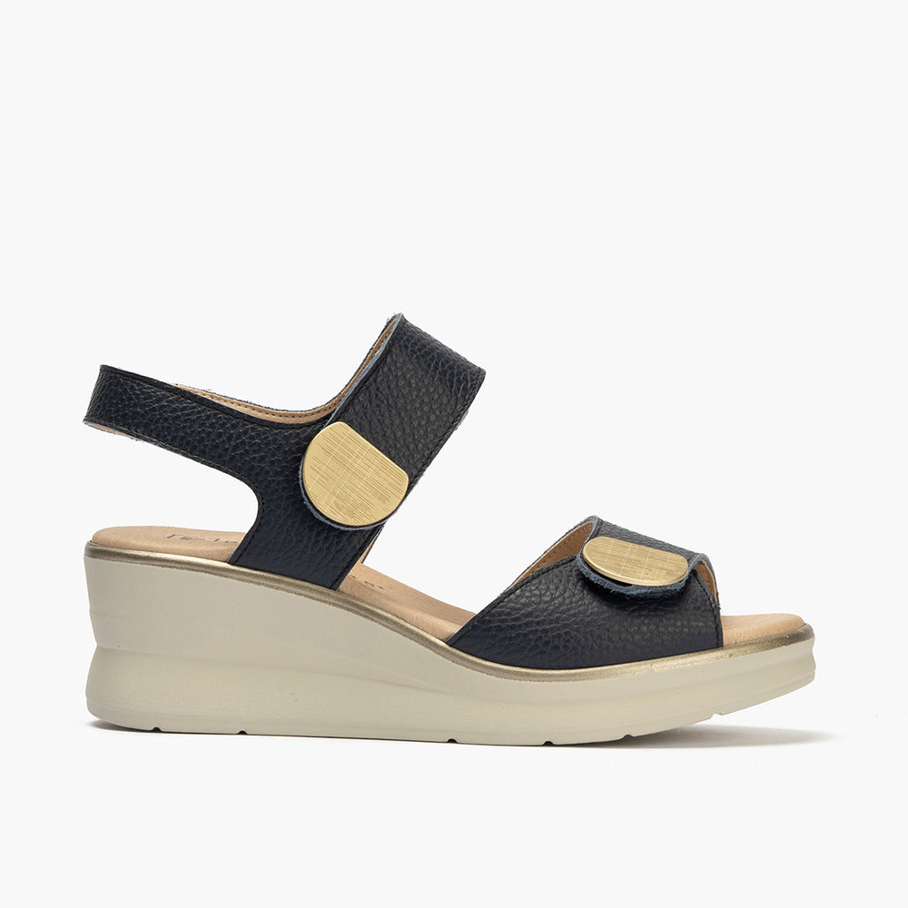 Sandalia plataforma con doble velcro con toques metálicos