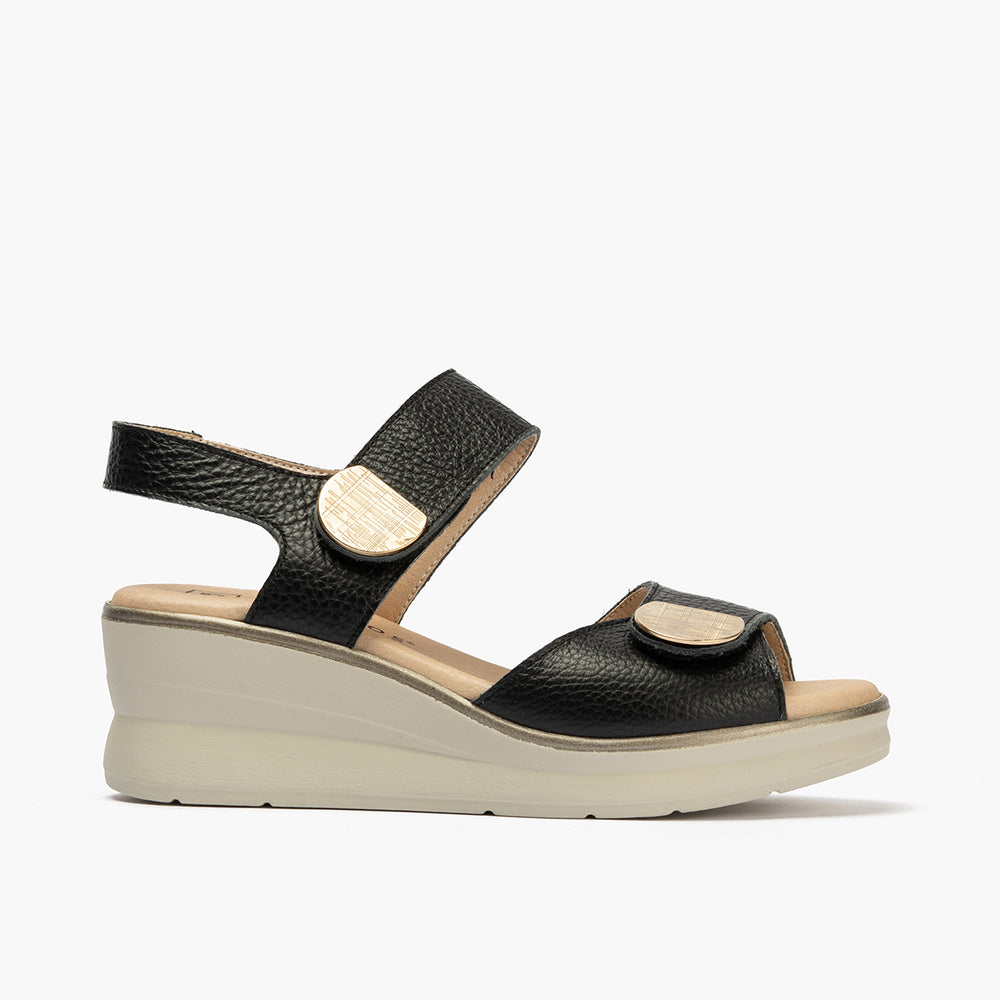 Sandalia plataforma con doble velcro con toques metálicos Negro