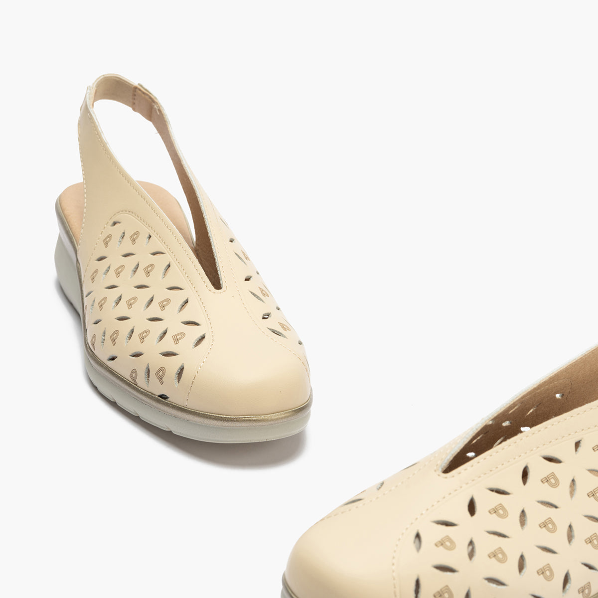 Bailarina con cuña en piel napa Crema