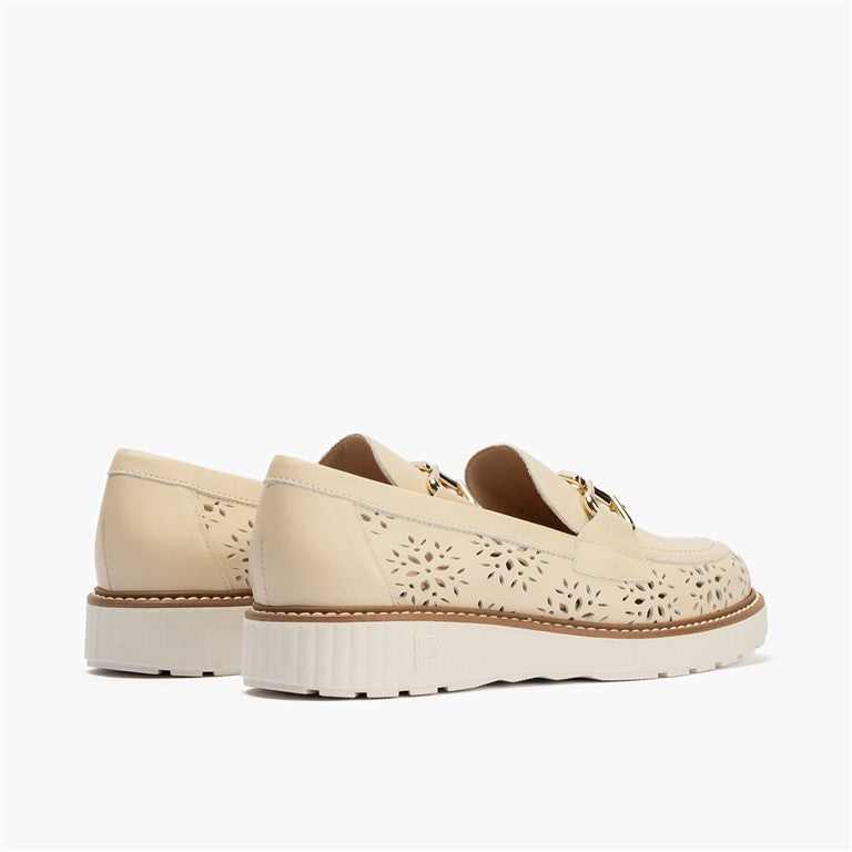Zapato mocasín Boogie bajo en napa suave y perforada, detale hebilla Crema