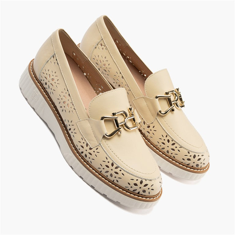 Zapato mocasín Boogie bajo en napa suave y perforada, detale hebilla Crema