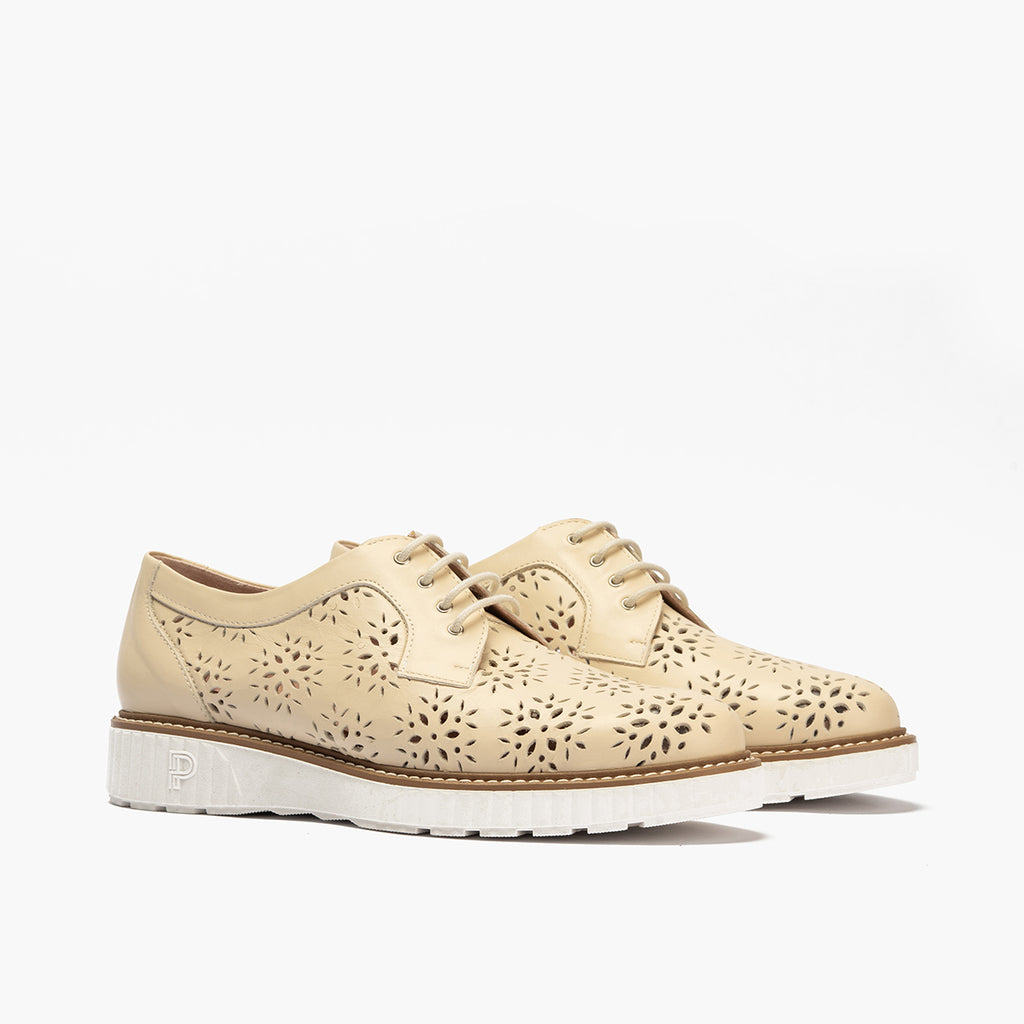 Zapato blucher con cordones, en piel napa perforada Crema