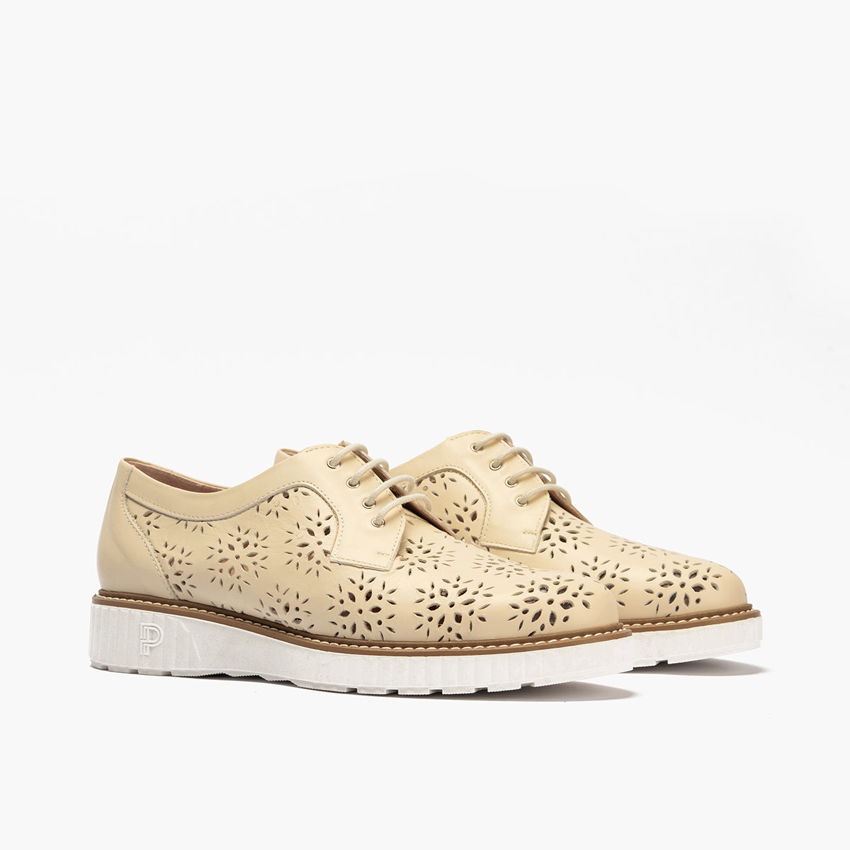 Zapato blucher con cordones, en piel napa perforada Crema