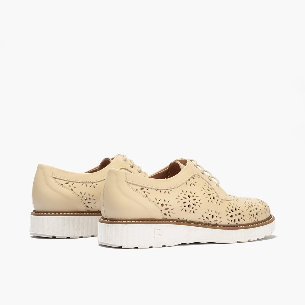 Zapato blucher con cordones, en piel napa perforada Crema