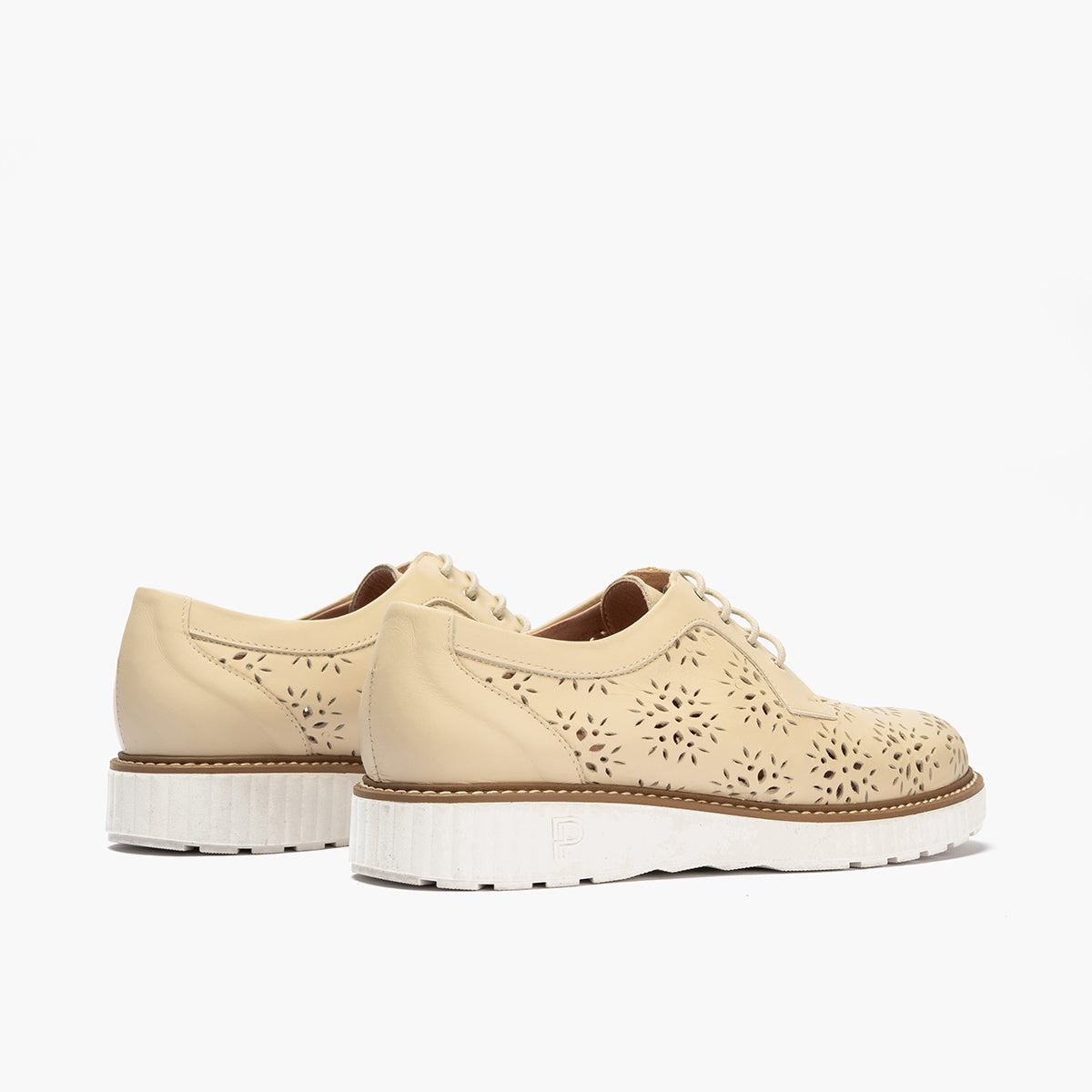 Zapato blucher con cordones, en piel napa perforada Crema