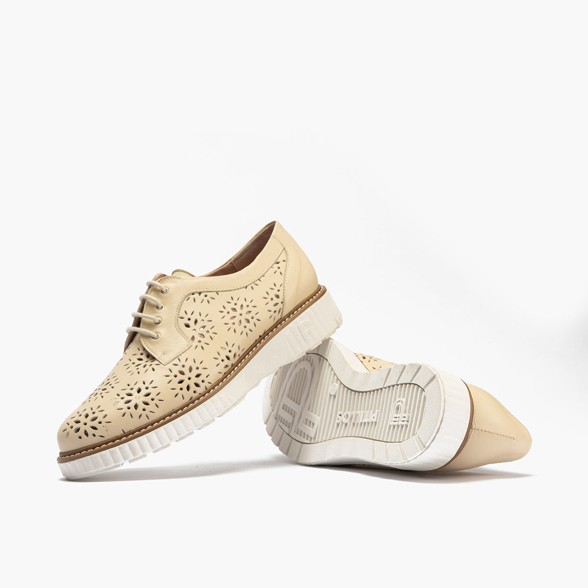 Zapato blucher con cordones, en piel napa perforada Crema