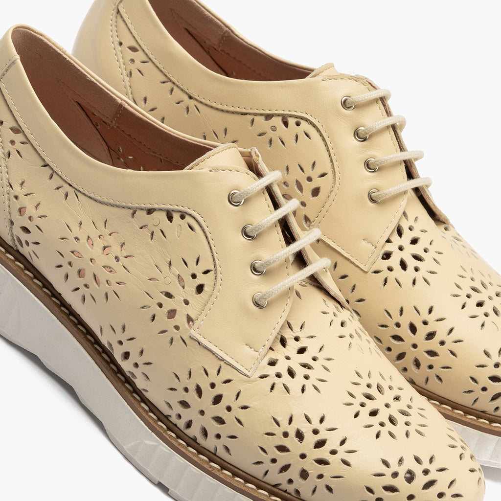 Zapato blucher con cordones, en piel napa perforada Crema