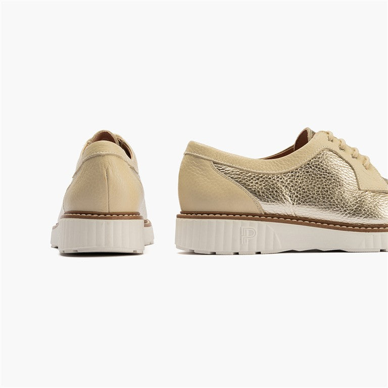 Zapato blucher con cordones y reflejos brillantes Oro