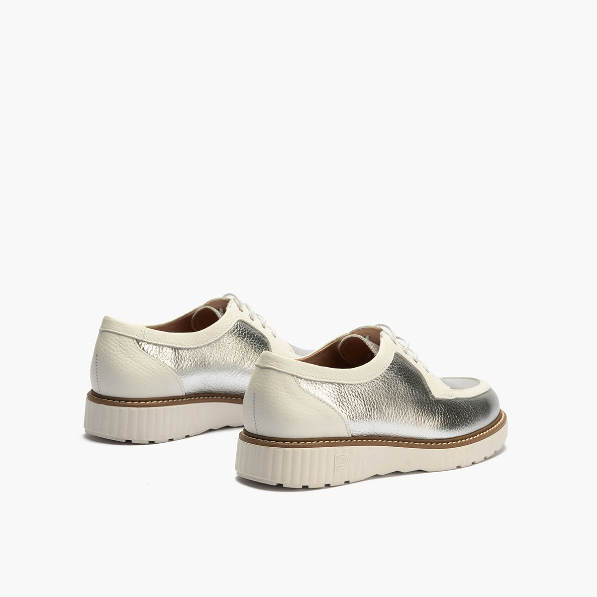 Zapato blucher con cordones y reflejos brillantes Plata