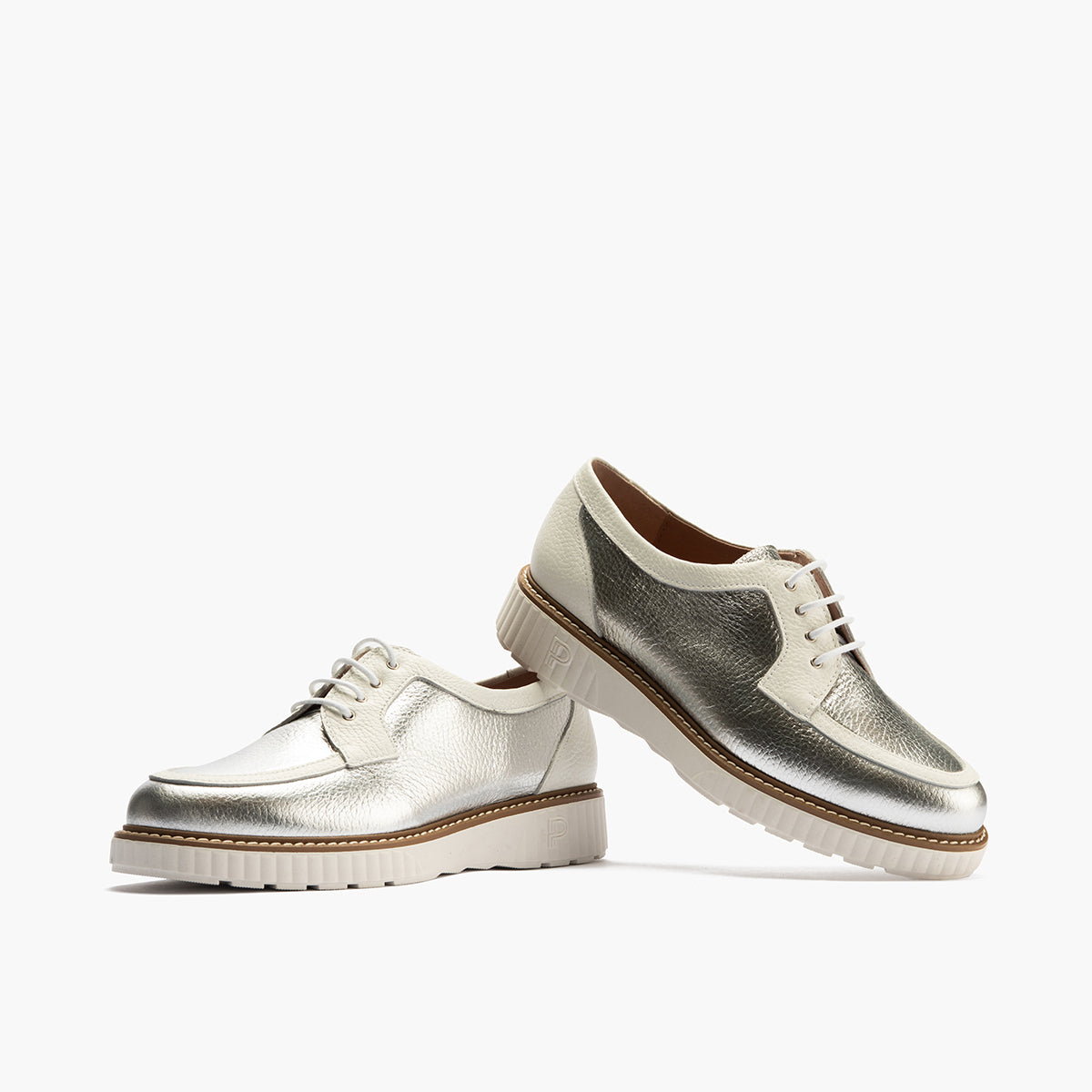 Zapato blucher con cordones y reflejos brillantes Plata