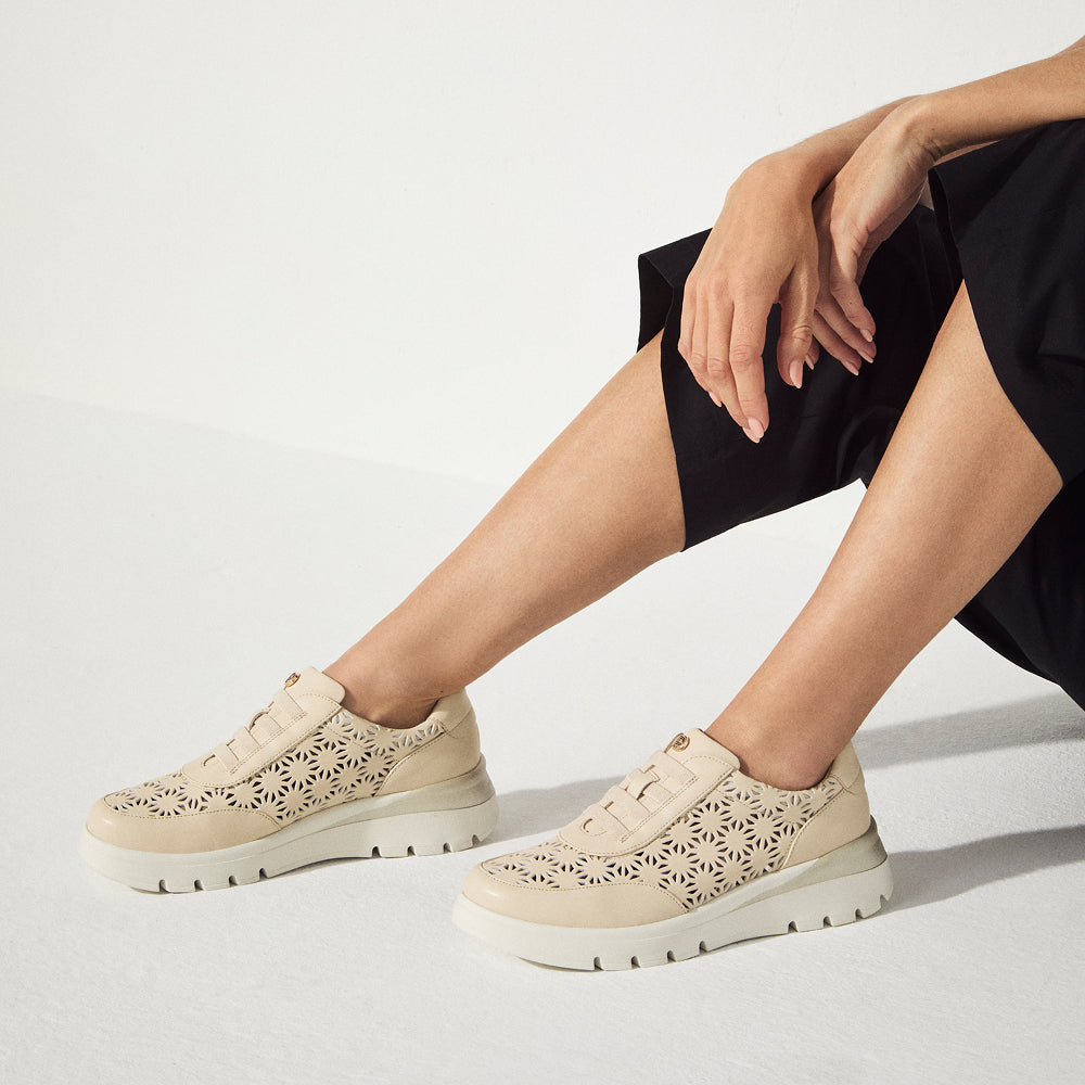 Deportivo plataforma Boogie en napa sintética, con cordones elásticos Crema