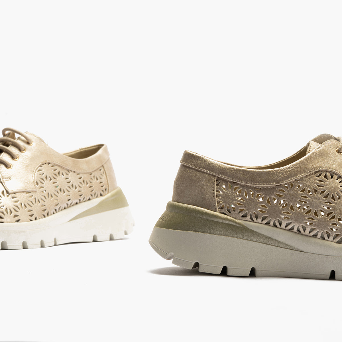 Zapato blucher plataforma con cordones en napa sintética Oro